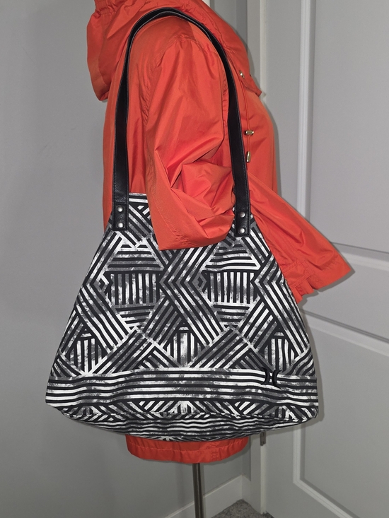 Hurley Handbags - Hurley Juniors Tomboy Tote Black White Geometric Shoulder Bag beach Bag Canvas
